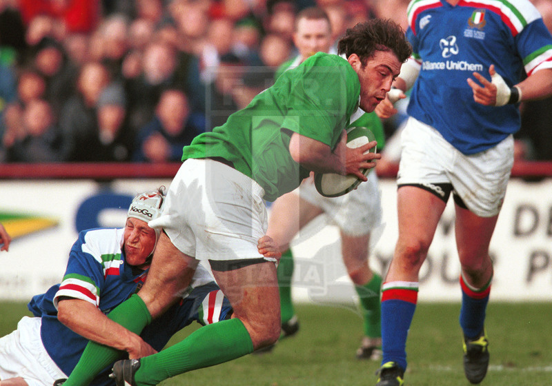 Lloyds TSB Sei Nazioni 2000, Round 3, Dublino, Lansdowne Road 04/03/2000, Irlanda v Italia, Anfrea Gritti placca Dawson alle gambe. Foto Daniele Resini/Fotosportit
