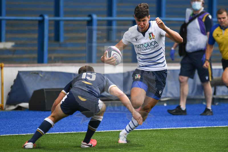 Guinness Sei Nazioni U20 2021, Cardiff, Arms Park 01/07/2021, Italia U20 v Scozia U20, Flavio Pio Vaccari placcato da Elliot Gourlay.