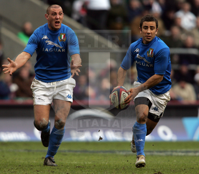 Rbs Sei Nazioni 2005, Londra, Twickenham 12/03/2005, Inghilterra v Italia, Luciano Orquera non si intende con David Dal Maso. Foto Daniele Resini/Fotosportit