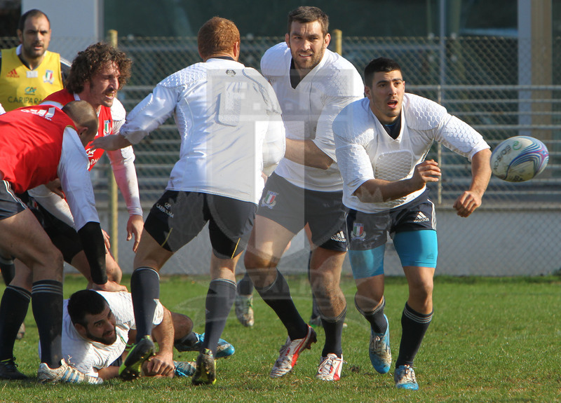 Raduno Sei Nazioni 2014, Roma, impianti Coni, 21/01/2014, allenamento della Nazionale, Edoardo Gori apre palla, Geldenhuys osserva.