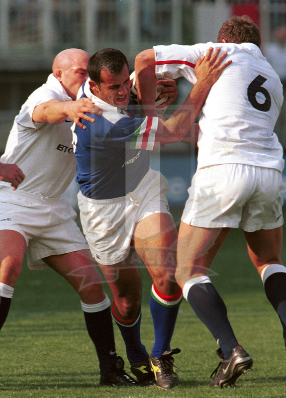 Lloyds TSB Sei Nazioni 2000, Round 4, Roma, stadio Flaminio 18/03/2000, Italia v Inghilterra, Cristian Stoica tenta di farsi largo. Foto Daniele Resini/Fotosportit
