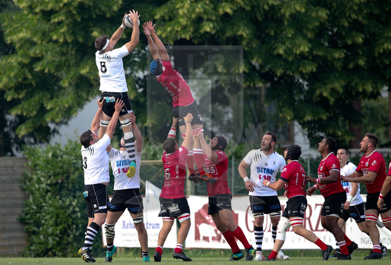 Rugby, Finale Serie A, Piacenza, Stadio Beltrametti, 9/06/2019, SITAV Lyons Piacenza v HSB Rugby Colorno. Lorenzo Robin Massell conquista palla intouche contro Tommaso Rossi. Foto Roberto Bregani/Fotosportit.