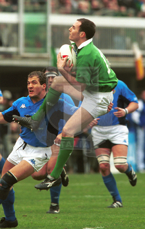 2002 Lloyds TSB Six Nations, Roma, stadio Flaminio 03/02/2001, Italia v Irlanda, presa di Demprey su Denis Dallan. Foto Daniele Resini/Fotosportit
