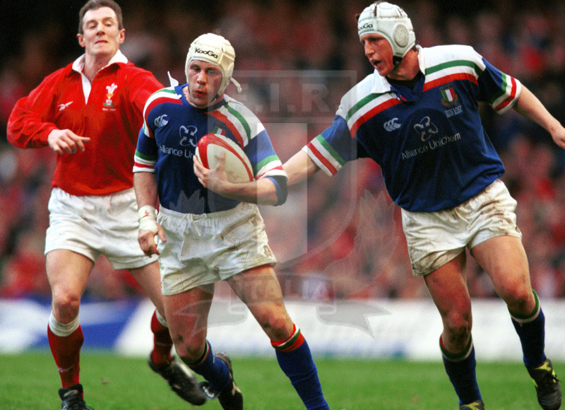 Lloyds TSB Sei Nazioni 2000, Round 2, Cardiff, Millennium Stadium 19/02/2000, Galles v Italia, Alessandro Troncon con Gritti e Lanzi in sostegno. Foto Daniele Resini/Fotosportit
