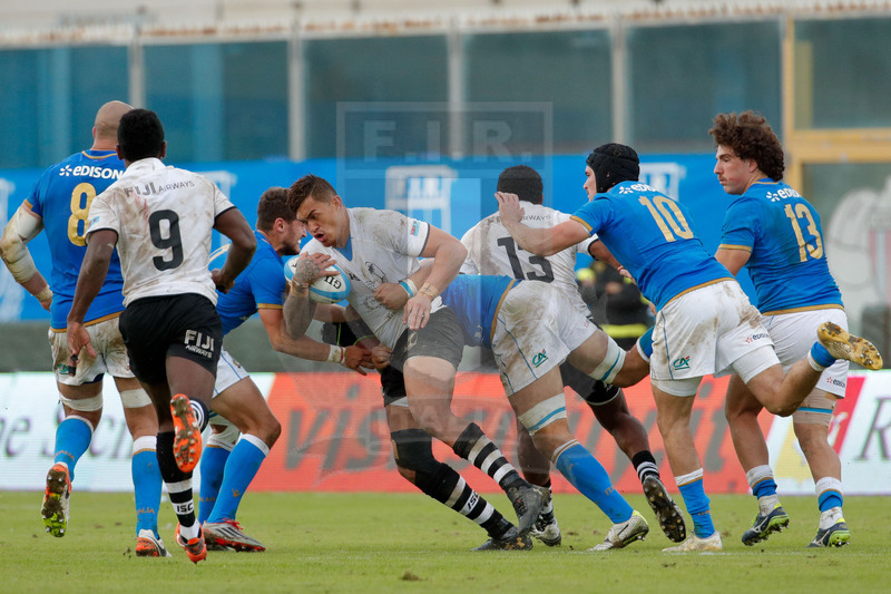 Credit Agricole Cariparma Test Match 2017, Catania, Stadio Massimino, 11-11-2017, Italia v Fiji. Jale Vatubua placcato da Francesco Minto e Marcello Violi. Foto: Roberto Bregani / Fotosportit