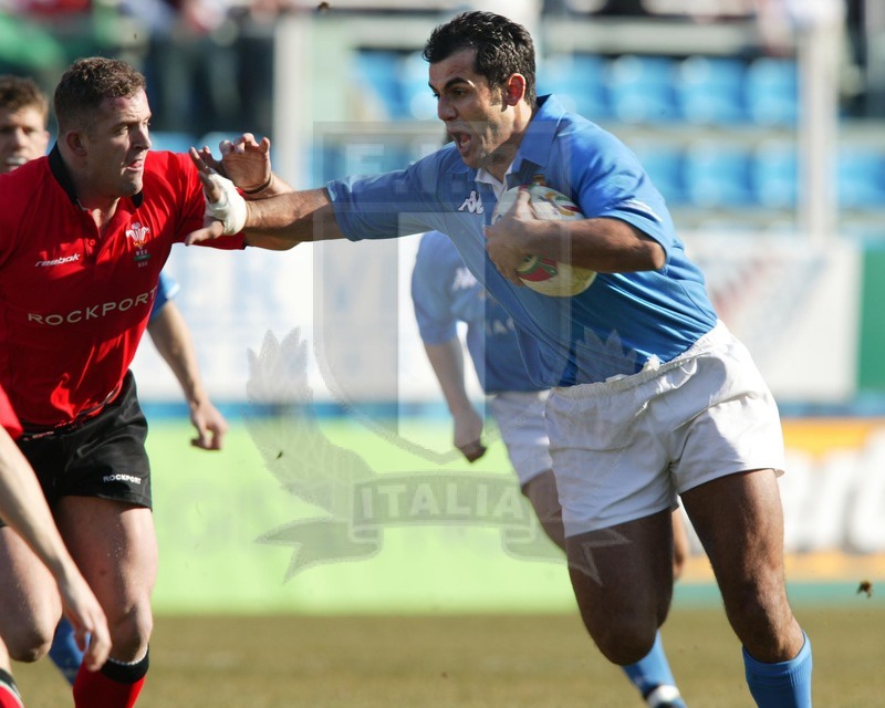 Sei Nazioni 2003, Roma, Stadio Flaminio 2003/02/15, Italia v Galles, Cristian Stoica difende palla. Foto Daniele Resini/Fotosportit