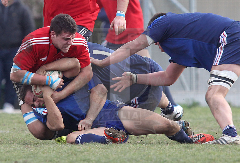 Benevento, 10 gennaio 2014, Nazionale italiana Under 20 v Accademia di Marcoussis, Matteo Cornelli contende palla a terra.