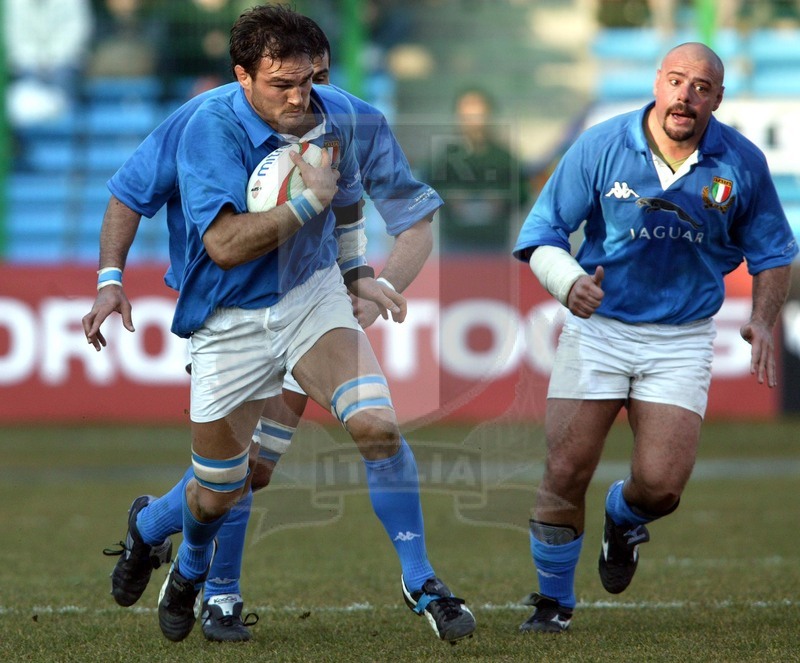 Sei Nazioni 2003, Roma, Stadio Flaminio 2003/02/15, Italia v Galles, Matthew Phillips sostenuto da De Carli. Foto Daniele Resini/Fotosportit