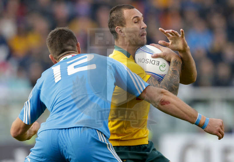 Cariparma Test Match 2013, Torino, Stadio Olimpico, 9-11-2013, Italia v Australia. Quade Cooper deve difendersi dall\