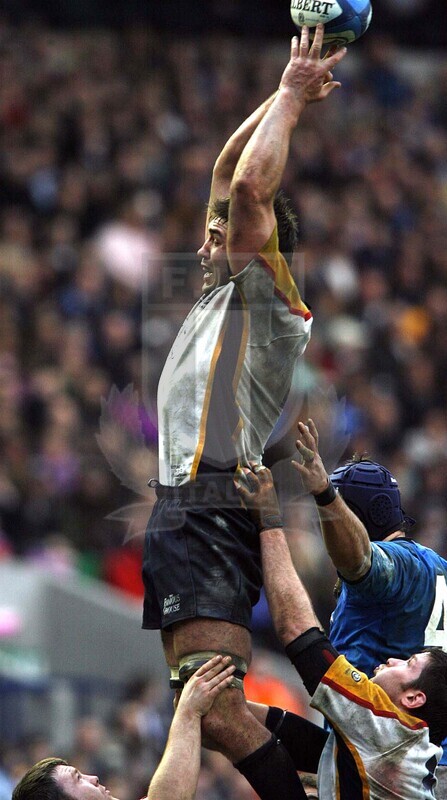 Rbs Sei Nazioni 2007, Edimburgo, Murrayfield 24/02/2007, Scozia v Italia, la seconda linea scozzese Nathan Hynes in touche. Foto Daniele Resini/Fotosportit