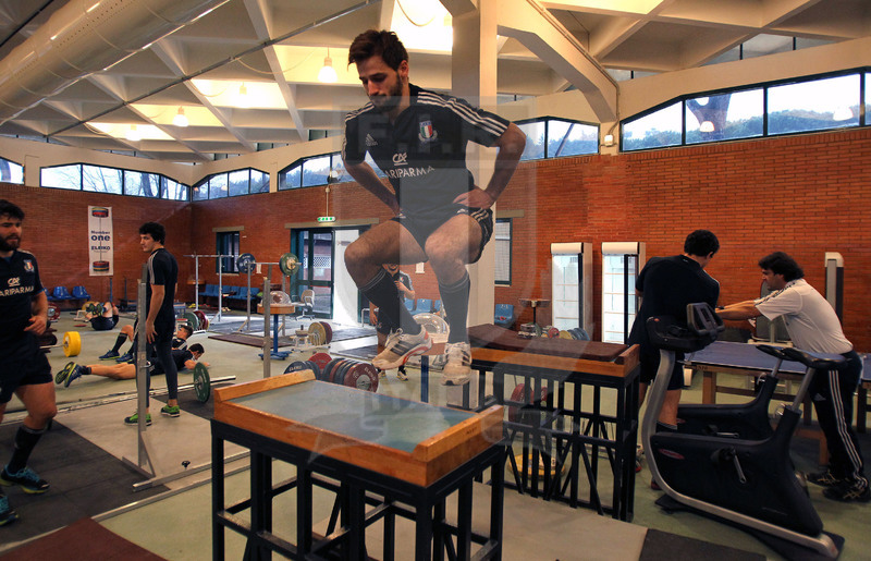 Raduno Sei Nazioni 2014, Roma, impianti Coni, 21/01/2014, allenamento della Nazionale, trequarti in palestra, un salto di Angelo Esposito.
