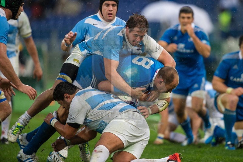 Cariparma Test Match 2013, Roma, Stadio Olimpico, 23-11-2013, Italia v Argentina. Foto Elena Barbini. Maximiliano Bustos e Bejamin Macome placcano Sergio Parisse