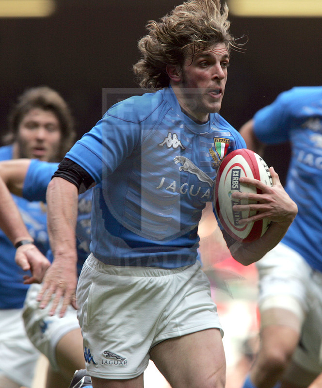 Rbs Sei Nazioni 2006, Round 3, Cardiff, Millennium Stadium 11/03/2006, Galle v Italia, break di Mirco Bergamasco. Foto Daniele Resini/Fotosportit