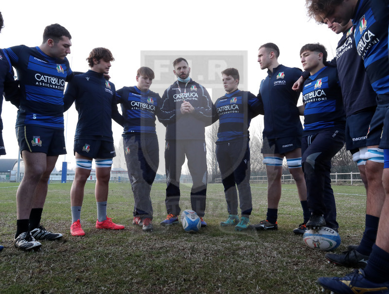 Sei Nazioni 2021, Parma, Cittadella del Rugby 12/01/2021, raduno della Nazionale U20, sessione di allenamento, Agustin "Cuca" Cavalieri, allenatore degli avanti, nel cerchio degli U20.