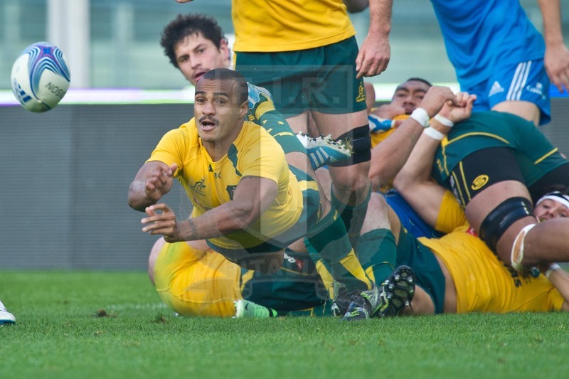 Cariparma Test Match 2013 - 09/11/2013 - Torino, Stadio Olimpico - Italia v Australia - Foto Elena Barbini-Will Genia apre in tuffo un pallone ai compagni