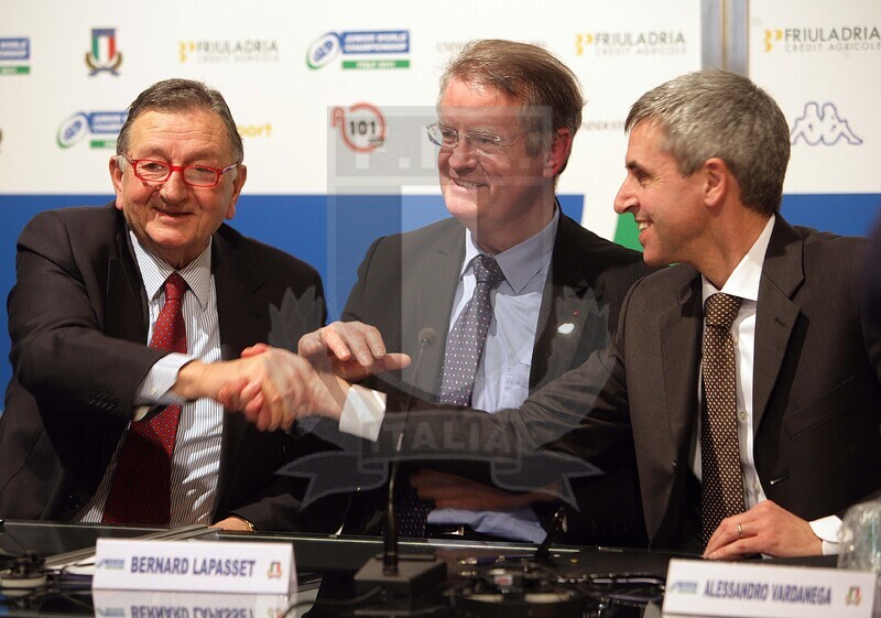 Presentazione del Irb Junior Championship Italy 2011, Unindustria Treviso 2011/03/30, Gianfranco Dondi, presidente Fir, Bernard Lapasset, presidente Irb e Alessandro Vardanega, presidente Unindustria Treviso, alla firma del protocollo di intesa.