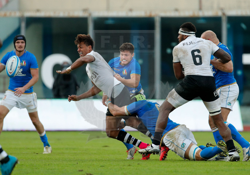 Credit Agricole Cariparma Test Match 2017, Catania, Stadio Massimino, 11-11-2017, Italia v Fiji. Ben Volavola placcato da Francesco Minto. Foto: Roberto Bregani / Fotosportit