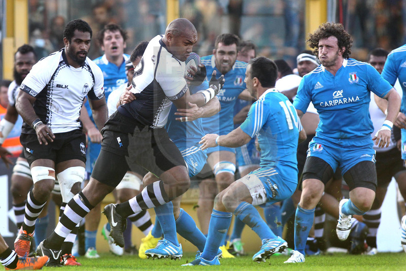 Cariparma Test Match 2013, Cremona 16/11/2013, Italia v Fiji, il gigantesco centro Nadolo affrontato da Orquera e Bergamasco.
