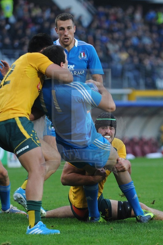 Cariparma Test Match 2013 - 09/11/2013 - Torino, Stadio Olimpico - Italia v Australia - Foto Elena Barbini-Liam Gill e Matt Toomua placcano Leonardo Sarto