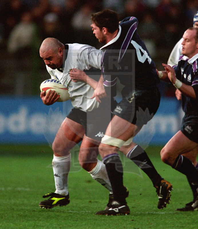 Rbs Sei Nazioni 2002, Roma, stadio Flaminio 16/02/2002, Italia v Scozia, Giampiero De Carli difende palla. Foto Daniele Resini/Fotosportit