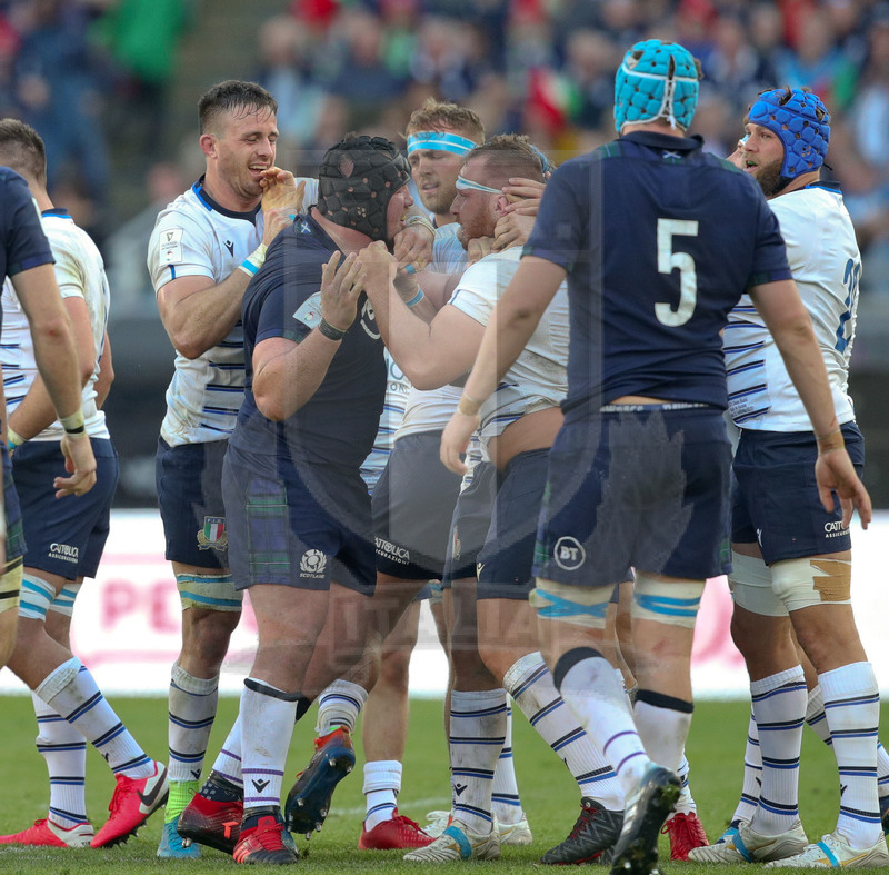 Guinness Sei Nazioni 2020, Round 3, Roma, Stadio Olimpico, 22/02/2020, Italia v Scozia. Andre Lovotti ha qualcosa da dire con Zander Fagerson. Foto Roberto Bregani/Fotosportit