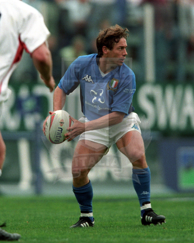 Rbs Sei Nazioni 2002, Roma, stadio Flaminio 07/04/2002, Italia v Inghilterra, Diego Dominguez muove palla. Foto Daniele Resini/Fotosportit