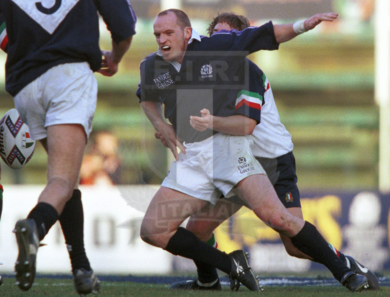 Lloyds TSB Sei Nazioni 2000, Round 1, Roma, stadio Flaminio 05/02/2000, Italia v Scozia, Gregor Townsend placcato dopo il passaggio. Foto Daniele Resini/Fotosportit