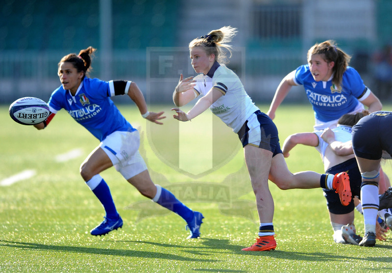 Guinness Sei Nazioni Donne 2021, Glasgow, Scoststoun Stadium 17/04/2021, Scozia Donne v Italia Donne, apertura di Mairi McDonald su pressione di Barattin e Sgorbini. Foto David Gibson/Fotosportit