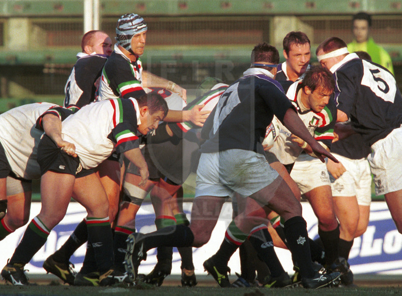 Lloyds TSB Sei Nazioni 2000, Round 1, Roma, stadio Flaminio 05/02/2000, Italia v Scozia, Alessandro Moscardi guida una progressione della mischia. Foto Daniele Resini/Fotosportit