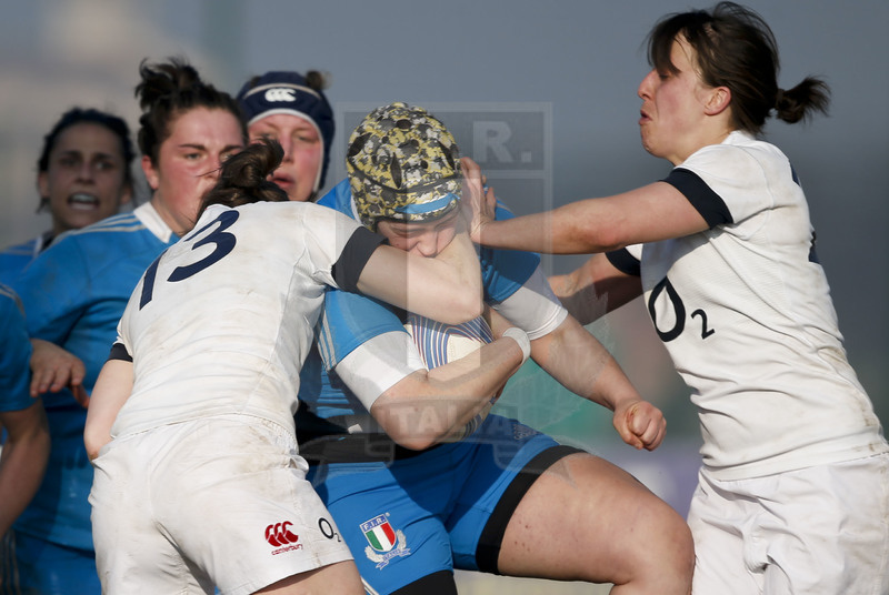 RBS 6 Nazioni Femminile 2014, Rovato (BS), Stadio Giulio e Silvio Pagani, 16-03-2014, Italia v Inghilterra. Valentina Ruzza braccata da Emily Scarratt e Katy Mclean. Foto: Roberto Bregani