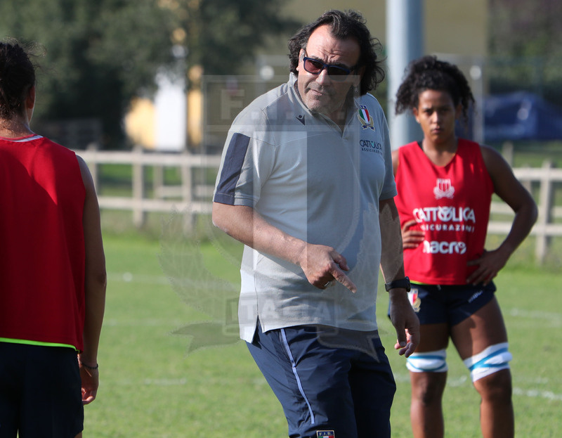 Raduno Nazionale Italiana Donne, Parma, Cittadella del Rugby 13/09/2020, Tito Cicciò dà indicazioni. Foto Daniele Resini/Fotosportit