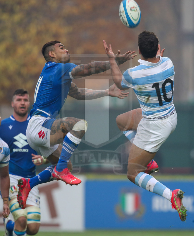 Autumn Nations Series 2021, Treviso, Stadio di Monigo, 13-11-2021, Italia vs Argentina. Mateo Carreras contende palla a Santiago Carreras in acrobazia. Foto: Roberto Bregani/Fotosportit