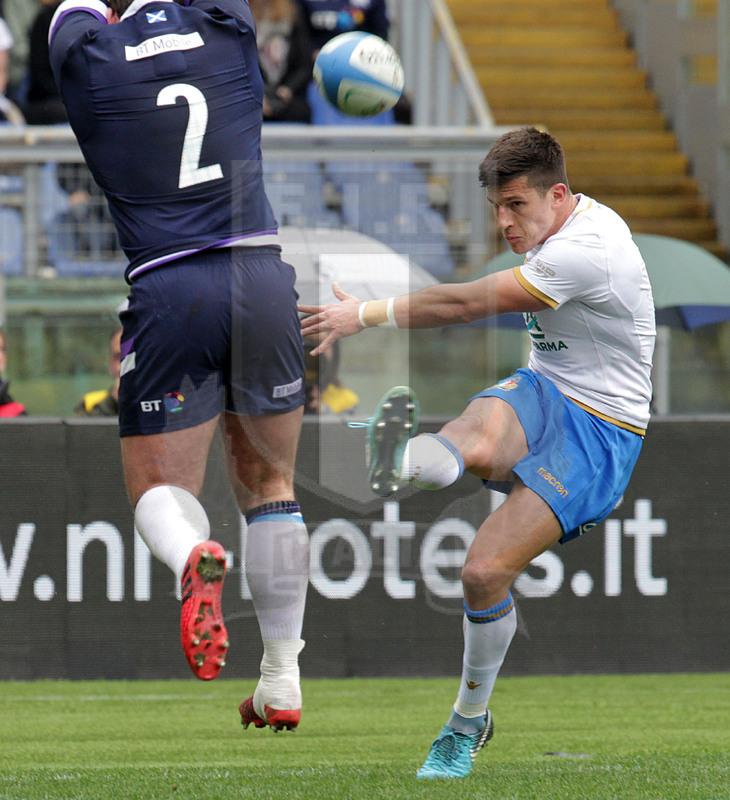 Natwest Sei Nazioni 2018, round 5, Roma stadio Olimpico 17/03/2018, Italia v Scozia, Tommaso Allan al calcio tattico. Foto Daniele Resini/Fotosportit