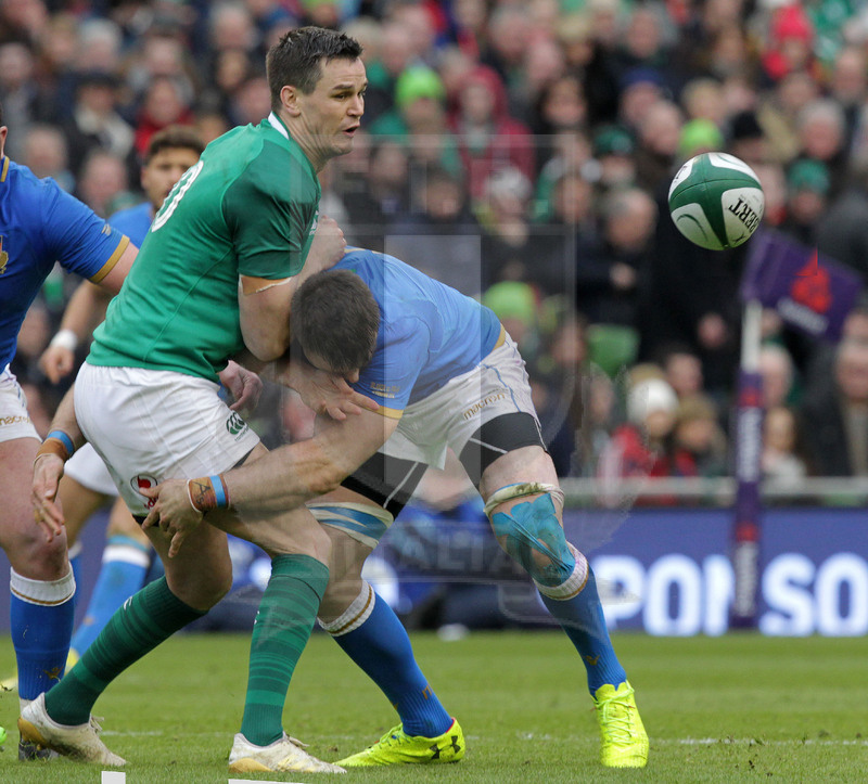 Natwest Sei Nazioni 2018, round 2, Dublino, Aviva Stadium 10/02/2018, Johnny Sexton passa palla sotto pressione. Foto Daniele Resini/Fotosportit