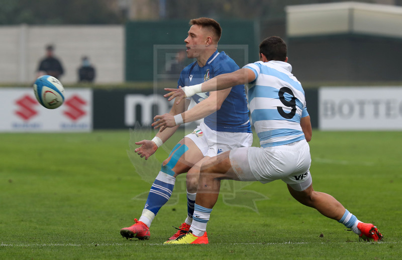 Autumn Nations Series 2021, Treviso, stadio di Monigo 13/11/2021, Itallia v Argentina. Sthephen Varney passa palla sotto la pressione di Cubelli. Foto Daniele Resini/Fotosportit