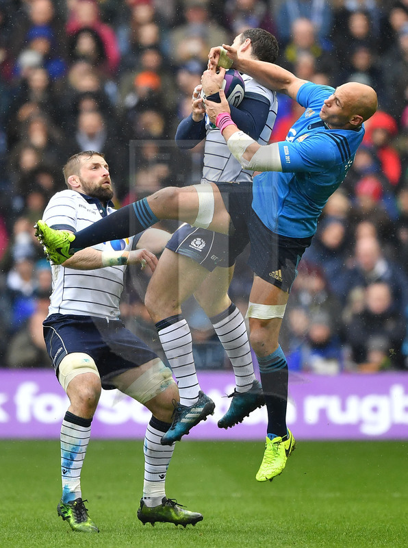 RBS Sei Nazioni 2017, Edimburgo, Murrayfield stadium 18/03/2017, Scozia v Italia, palla contesa da Sergio Parisse. Foto Tiziano Pucci