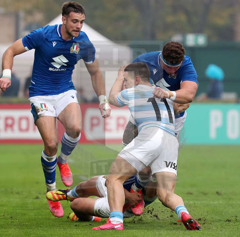 Autumn Nations Series 2021, Treviso, stadio di Monigo 13/11/2021, Itallia v Argentina, Giovanni Licata fermato da Mateo Carreras, con Padovani in sostegno. Foto Daniele Resini/Fotosportit