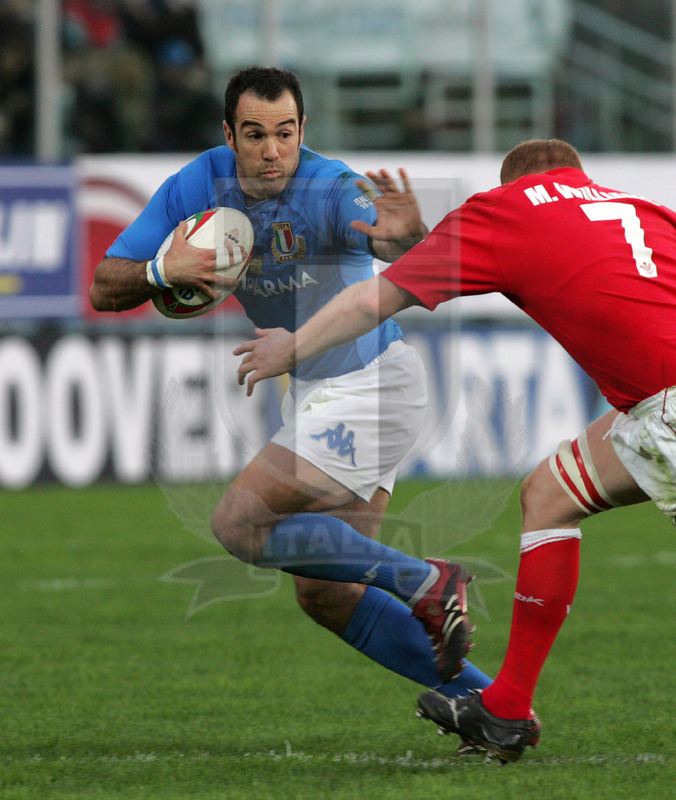 Sei Nazioni 2007, Roma, stadio Flaminio 10/03/2007, Italia v Galles, Roland De Marigny difende palla su Martyn Williams. Foto Daniele Resini/Fotosportit