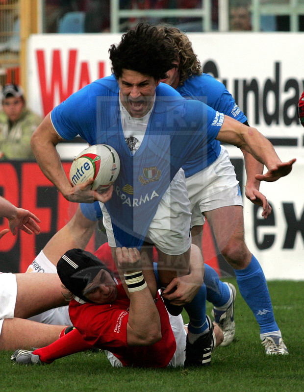 Sei Nazioni 2007, Roma, stadio Flaminio 10/03/2007, Italia v Galles, Alessandro Zanni trattenuto a terra da Ryan Jones. Foto Daniele Resini/Fotosportit