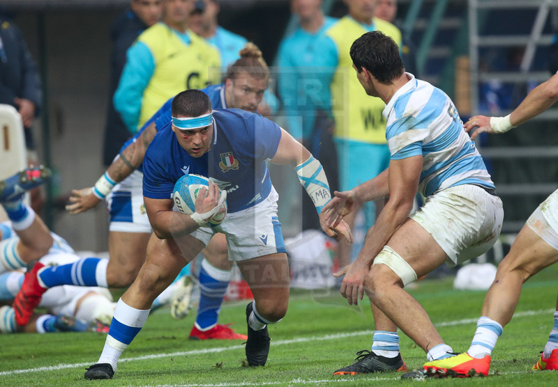 Autumn Nations Series 2021, Treviso, Stadio di Monigo, 13-11-2021, Italia vs Argentina. Danilo Fischetti tenta il breack su Juan Martin Gonzalez. Foto: Roberto Bregani/Fotosportit