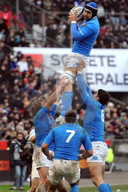 Rbs Sei Nazioni 2012, Round 1, Parigi, Stade de France 04/02/2012, Francia v Italia, presa a due mani in touche per Marco Bortolami. Foto Daniele Resini/Fotosportit
