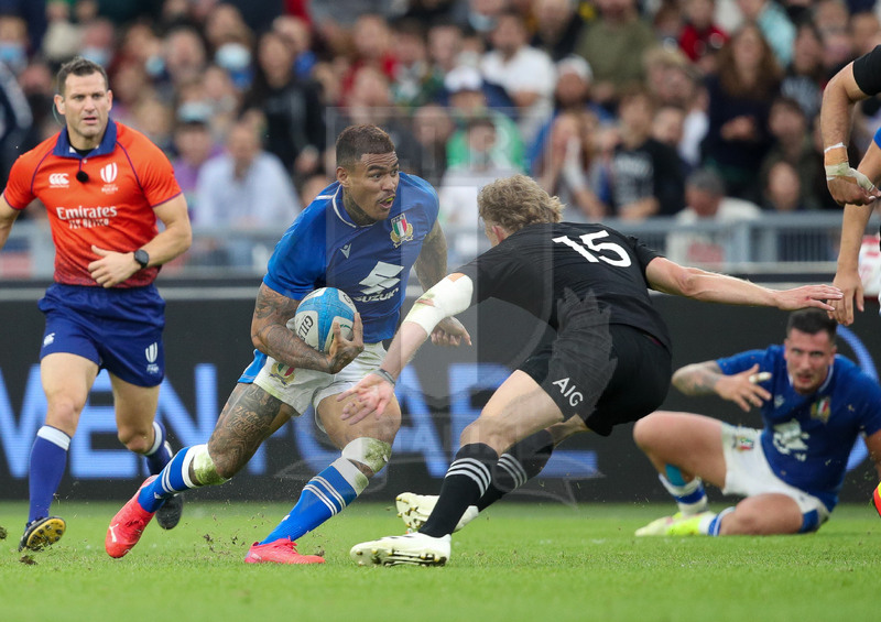 Autumn Nations Series 2021, Roma, Stadio Olimpico, 6-11-2021, Italia vs Nuova Zelanda.Montanna Ioane attacca Damian McKenzie.   Foto: Roberto Bregani/Fotosportit