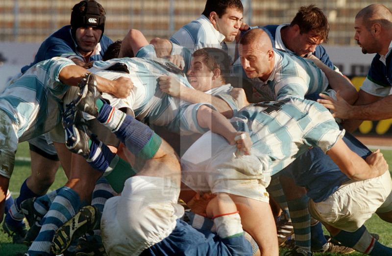Test Match 1998, Piacenza, stadio Leonardo Garilli 07/11/1998, Italia v Argentina, ruck contesa. Foto Daniele Resini/Fotosportit