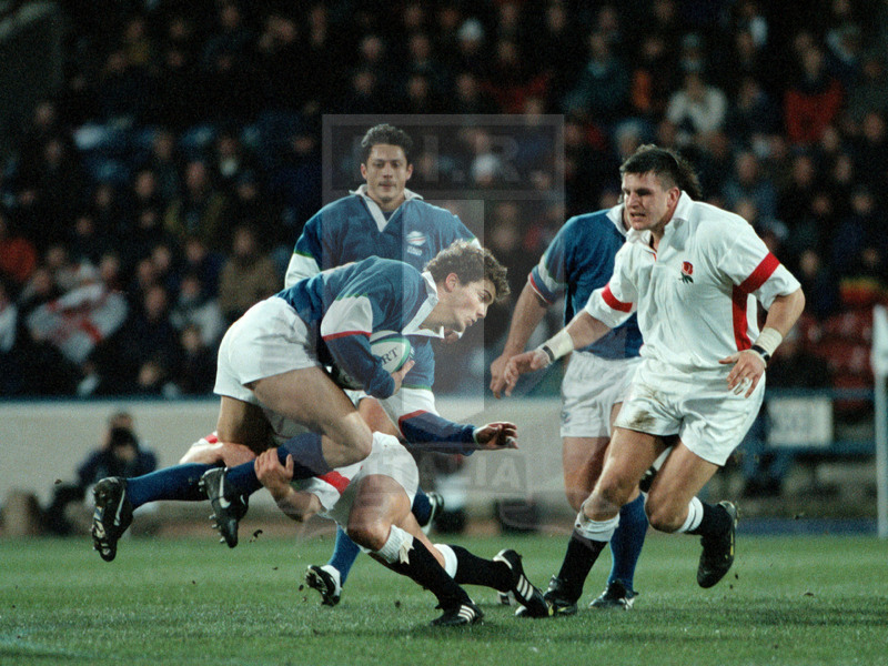 Rugby World Cup 1999, qualificazioni, Huddersfield 22/11/1998, Inghilterra v Italia, Manuel Dallan placcato basso. Foto Daniele Resini/Fotosportit
