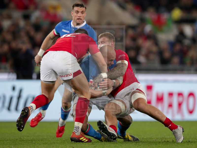 Guinness Sei Nazioni 2016, Round 2, Roma, Stadio Olimpico, 9/02/2019, Italia v Galles. Sergio Parisse abbattuto da Ross Moriarty e Owen Watkin. Foto Roberto Bregani/Fotosportit