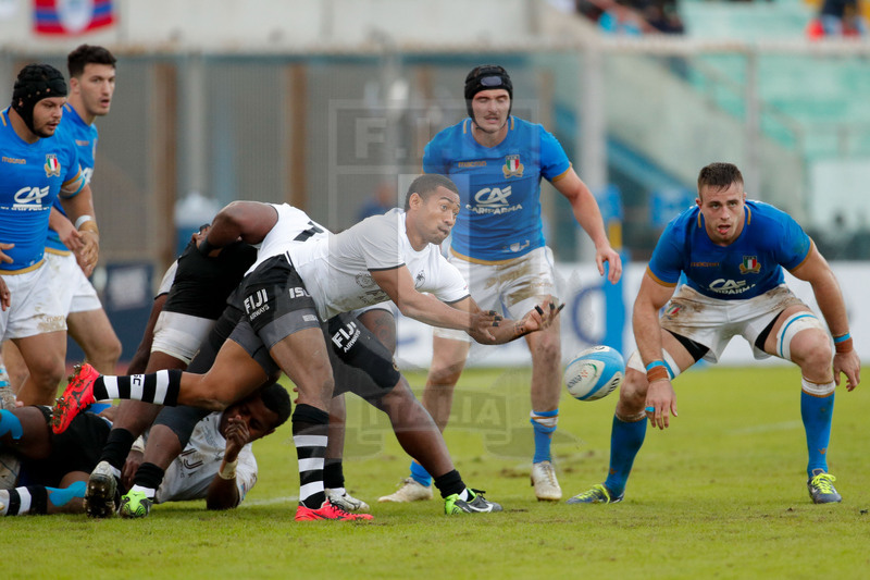 Credit Agricole Cariparma Test Match 2017, Catania, Stadio Massimino, 11-11-2017, Italia v Fiji. Henry Seniloli apre dalla ruck. Foto: Roberto Bregani / Fotosportit