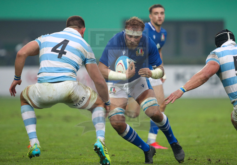 Autumn Nations Series 2021, Treviso, Stadio di Monigo, 13-11-2021, Italia vs Argentina. Niccolò Cannone attacca Marcos Kremer. Foto: Roberto Bregani/Fotosportit