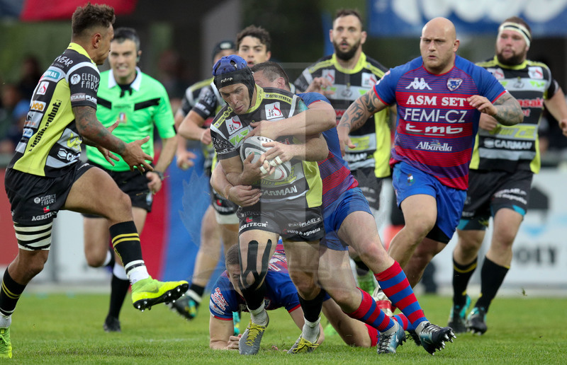 Campionato Top12 2018-2019, Finale, Calvisano (BS), Peroni Stadium, 18/05/2019, Rugby Calvisano v Rugby Rovigo. Paolo Pescetto placcato da Christian Jacobus Momberg. Foto: Roberto Bregani/Fotosporti