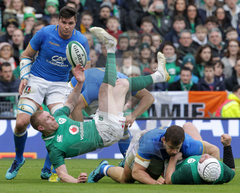 Natwest Sei Nazioni 2018, round 2, Dublino, Aviva Stadium 10/02/2018, Irlanda v Italia, volo di Keith Earls su placcaggio di Allan. Negri assiste. Foto Daniele Resini/Fotosportit