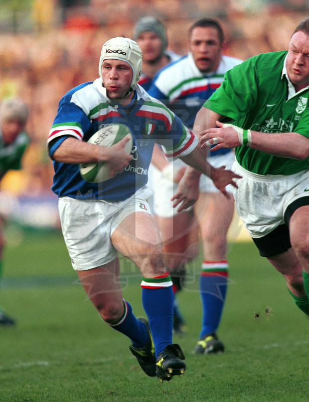 Lloyds TSB Sei Nazioni 2000, Round 3, Dublino, Lansdowne Road 04/03/2000, Irlanda v Italia, Alessandro Troncon sfugge a Galwey. Foto Daniele Resini/Fotosportit